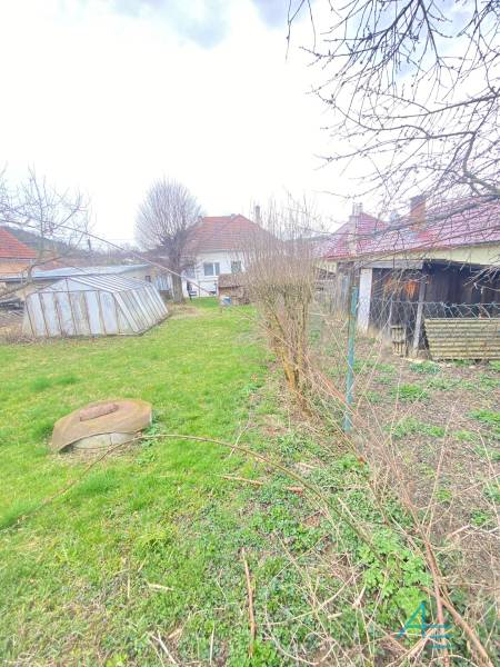 RD so záhradou, pivnicou garážou na Myjave.  - Záhrada pri rodinnom dome na Turej lúke v Myjave s trávnikom a prístreškami.