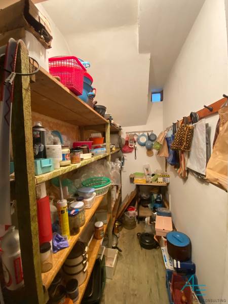 RD so záhradou, pivnicou garážou na Myjave.  - Úložný priestor v rodinnom dome s policami a rôznymi kuchynskými predmetmi.