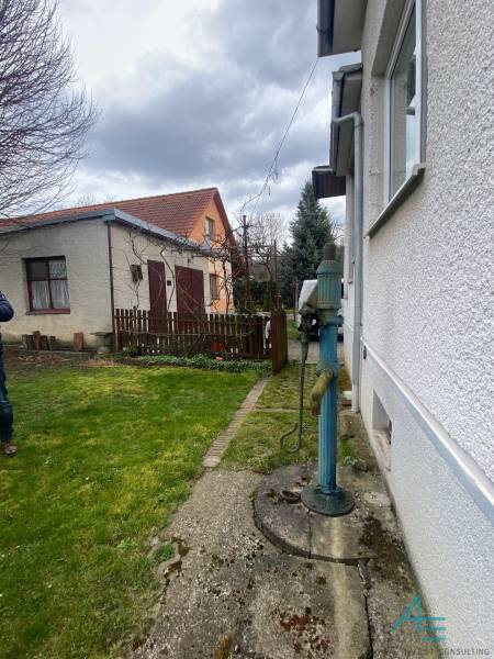 RD so záhradou, pivnicou garážou na Myjave.  - Záhrada pri rodinnom dome na ulici Turá lúka v Myjave s pumpou na vodu.