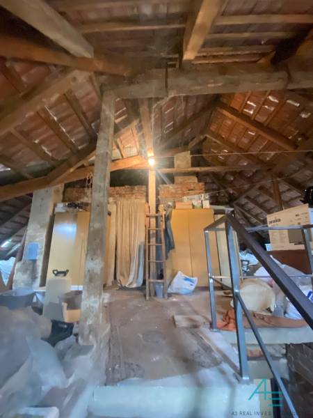 RD so záhradou, pivnicou garážou na Myjave.  - Podkrovie rodinného domu s drevenými trámami, šikmou strechou a uskladnenými vecami.