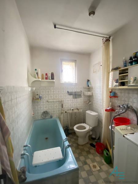 RD so záhradou, pivnicou garážou na Myjave.  - Kúpeľňa v rodinnom dome s vaňou, práčkou a oknom.