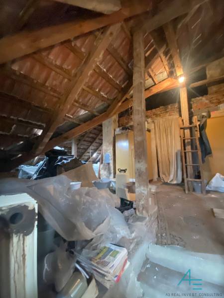 RD so záhradou, pivnicou garážou na Myjave.  - Podkrovie rodinného domu so strešnou konštrukciou a uskladnenými predmetmi pod strechou.