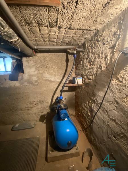 RD so záhradou, pivnicou garážou na Myjave.  - Pivnica rodinného domu s čerpadlom a jednoduchými betónovými stenami.