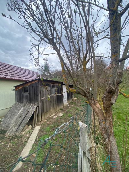 RD so záhradou, pivnicou garážou na Myjave.  - Drevený prístrešok v záhrade rodinného domu na ulici Turá lúka v Myjave.