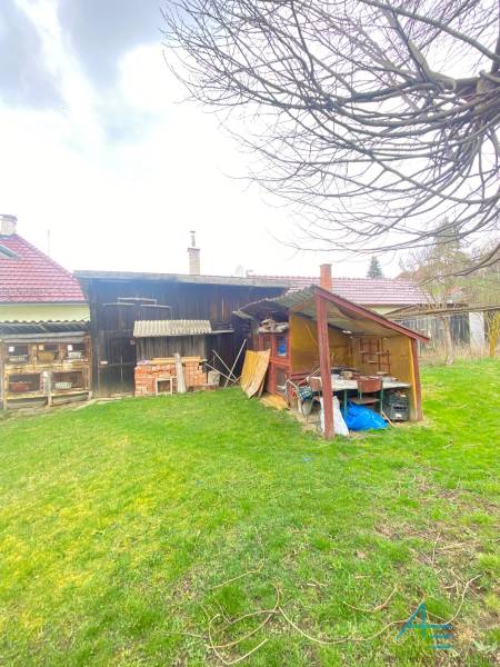 RD so záhradou, pivnicou garážou na Myjave.  - Rodinný dom na Turá Lúka v Myjave s dreveným prístreškom a zelenej záhrade.