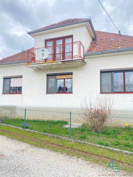 RD so záhradou, pivnicou garážou na Myjave.  - Rodinný dom na Turej lúke v Myjave s balkónom a záhradou.