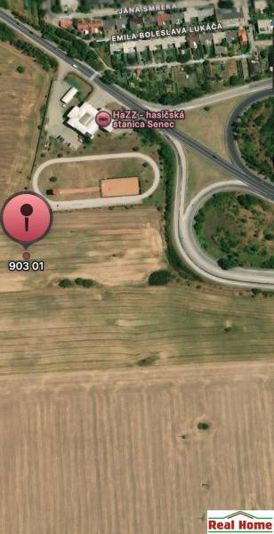 Pozemok na výstavbu nových obytných štvrtí, občianskej vybavenosti.. - Letecký pohľad na developerské pozemky v Senci s cestnou infraštruktúrou v okolí.