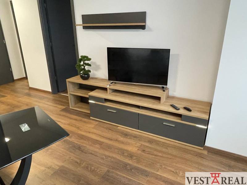 Na prenájom 2 izbový byt s lodžiou v novostavbe Arbória, Trnava  - Obývacia izba na ulici Novomestská, 2-izbový byt, televízor na drevenej skrinke, moderný dizajn.