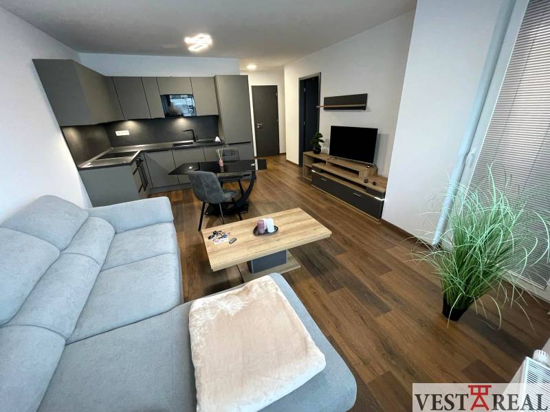 Na prenájom 2 izbový byt s lodžiou v novostavbe Arbória, Trnava  - Obývačka s kuchyňou obsahuje moderný nábytok, súčasťou je pohodlná sedačka na ulici Novomestská.