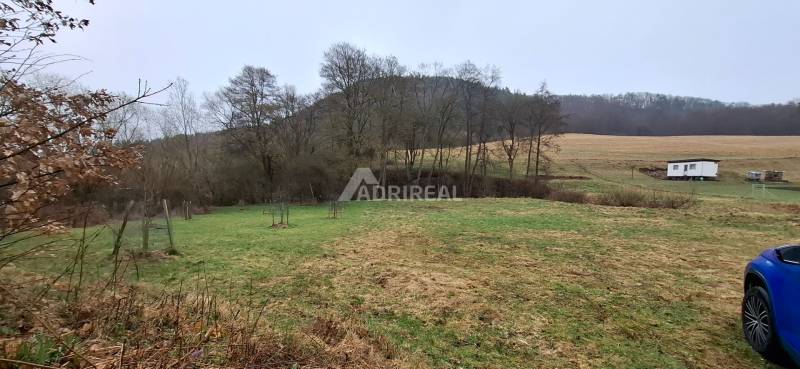 Na predaj: pozemok - Sliač, Sampor, 2.914 m2; 93.000€ - Trávnatý pozemok vhodný na bývanie v Sampore, Sliač s prírodným okolím a lúkami.