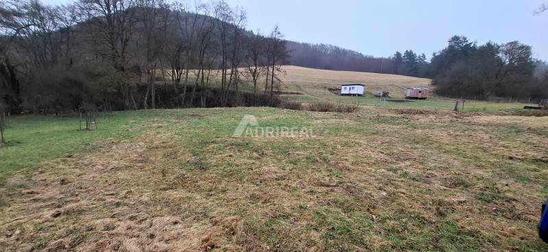 Na predaj: pozemok - Sliač, Sampor, 2.914 m2; 93.000€ - Pozemok na bývanie v Sliači na Sampore, výhľad na trávnatú a lesnú krajinu.