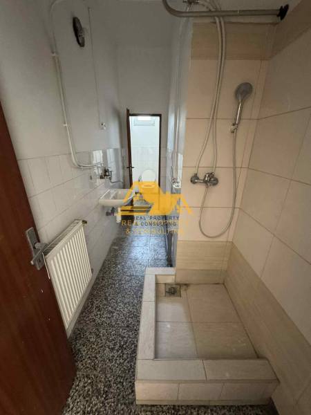 Prenajmem garsónku v Nesvadoch - Kúpeľňa v garsónke s jednoduchým sprchovým kútom, umývadlom a kachličkami.