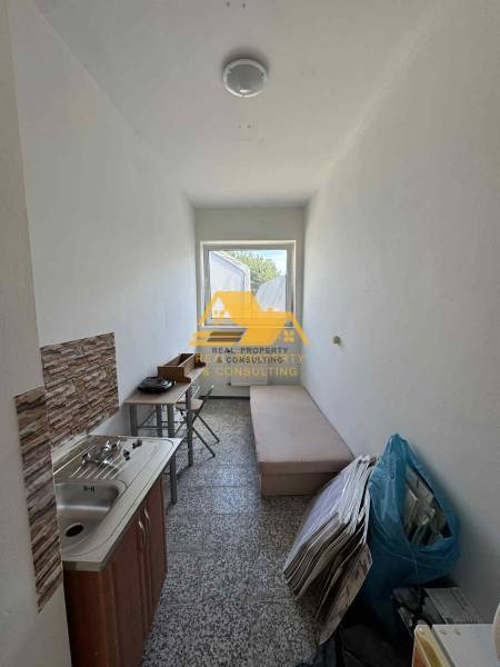 Prenajmem garsónku v Nesvadoch - Malá garsónka s umývadlom, stolom a ležadlom, vhodná na praktické bývanie.
