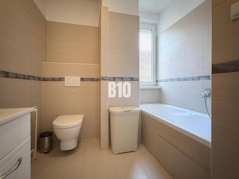EXKLUZÍVNE Na predaj 3 izbový MEZONET v obľúbenej lokalite sídliska Ju - Kúpeľňa v Rekreačnom apartmáne s vaňou, toaletou a modernými obkladmi.