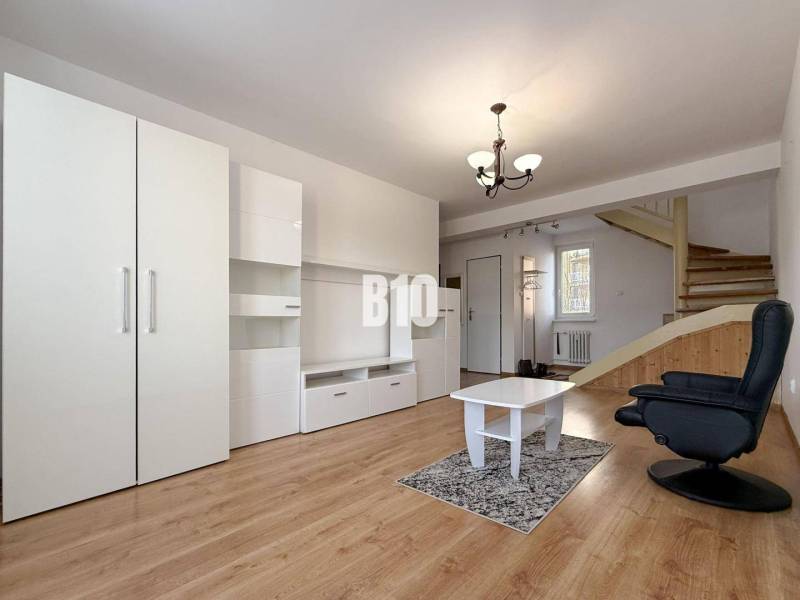 EXKLUZÍVNE Na predaj 3 izbový MEZONET v obľúbenej lokalite sídliska Ju - Obývačka v Rekreačnom apartmáne s bielym nábytkom a podlahou s dreveným dekorom.