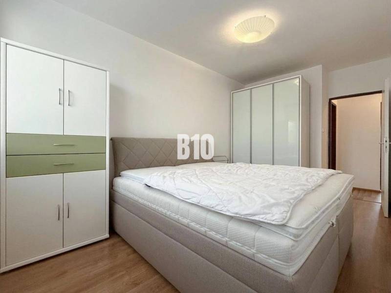 EXKLUZÍVNE Na predaj 3 izbový MEZONET v obľúbenej lokalite sídliska Ju - Svetlá izba v Rekreačnom apartmáne s posteľou, šatníkovými skriňami a podlahou s dreveným dekorom.