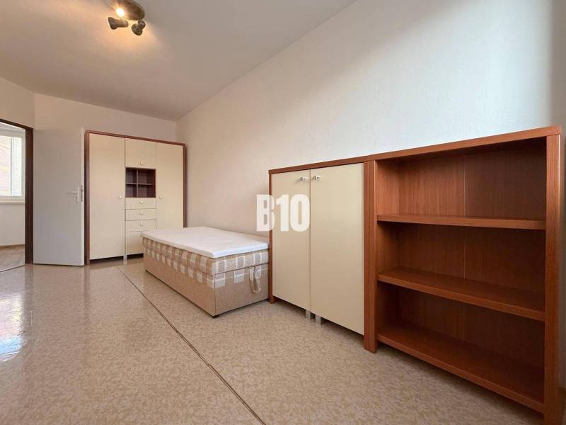 EXKLUZÍVNE Na predaj 3 izbový MEZONET v obľúbenej lokalite sídliska Ju - Svetlá miestnosť v Rekreačnom apartmáne s posteľou, skriňou a policovou zostavou.