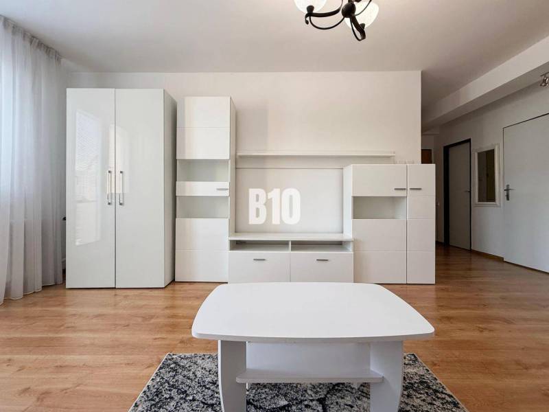 EXKLUZÍVNE Na predaj 3 izbový MEZONET v obľúbenej lokalite sídliska Ju - Interiér Rekreačného apartmánu s bielym nábytkom a podlahou s dreveným dekorom.