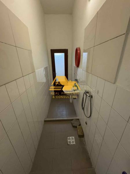 Prenajmem garsónku v Nesvadoch - Úzka kúpeľňa v garsónke, s kachličkami na stenách a podlahou z dlažby.