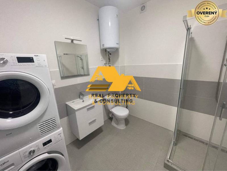 Prenajmem zariadený 3 izbový byt v Nových Zámkoch - Kúpeľňa so sprchovým kútom, práčkou a umývadlom v 3-izbovom byte.