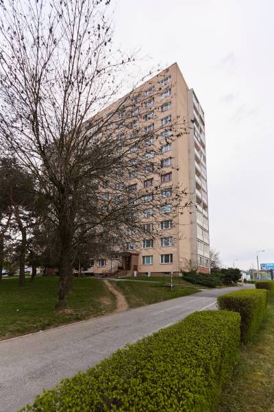 NA PREDAJ,3 IZBOVÝ NOVOZREKONŠTRUOVANÝ BYT V STAROM MESTE,KE-ŠTÍTOVÁ  - Bytový dom obklopený stromami a živým plotom na Štítovej v Košiciach, mestská časť Staré Mesto.