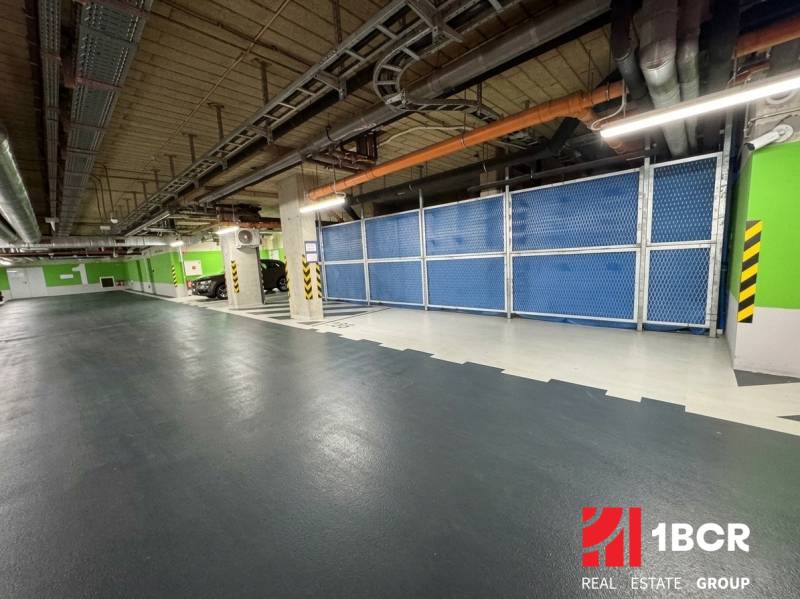 KOMPLETNE ZARIADENÝ 3-IZB. BYT, NOVOSTAVBA STEIN, BLUMENTÁLSKA UL. - Podzemná garáž s parkovacími miestami a sieťovými bránami na Blumentálskej ulici.
