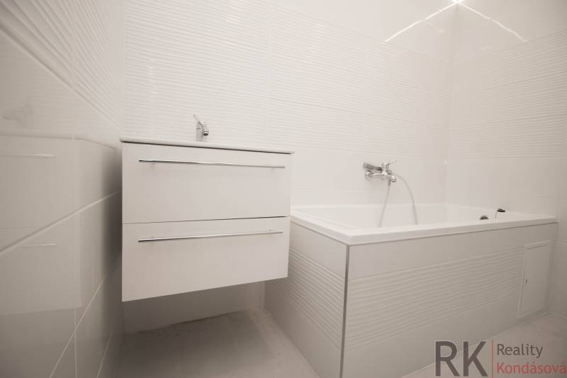 2-izb.tehlový byt s balkónom a výťahom, Sever- Hlinkova - Elegantná kúpeľňa s bielym umývadlom a vaňou v 2-izbovom byte.