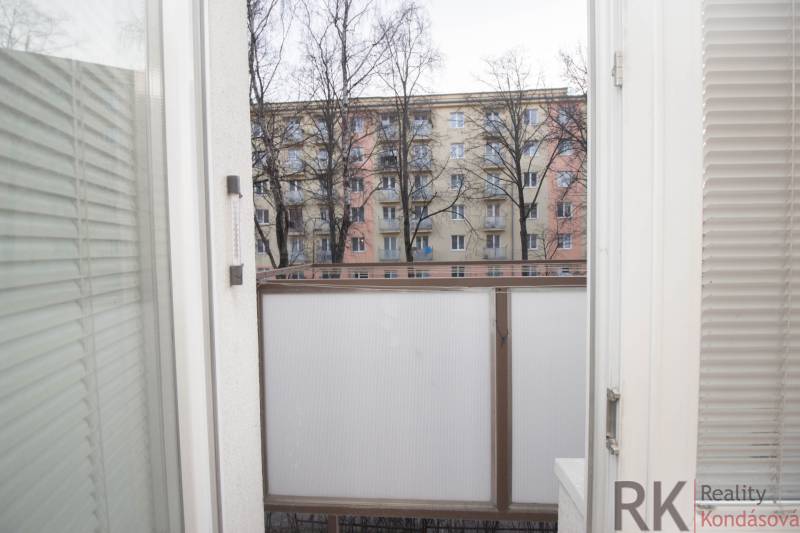 2-izb.tehlový byt s balkónom a výťahom, Sever- Hlinkova - Výhľad z balkóna na sídliskovú zástavbu na Hlinkovej ulici v Košiciach.