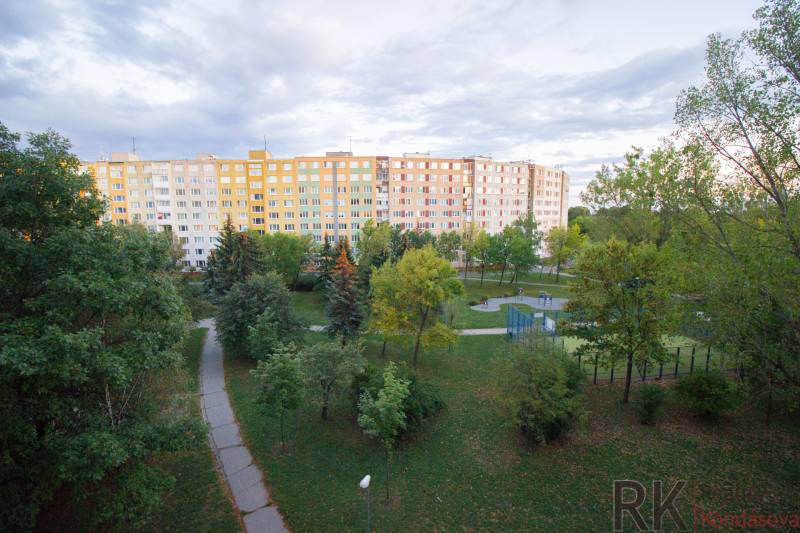 4-izb.byt, Železníky-Krakovská - Veľký bytový dom obklopený stromami a udržiavanými chodníkmi na Krakovskej v Košiciach.