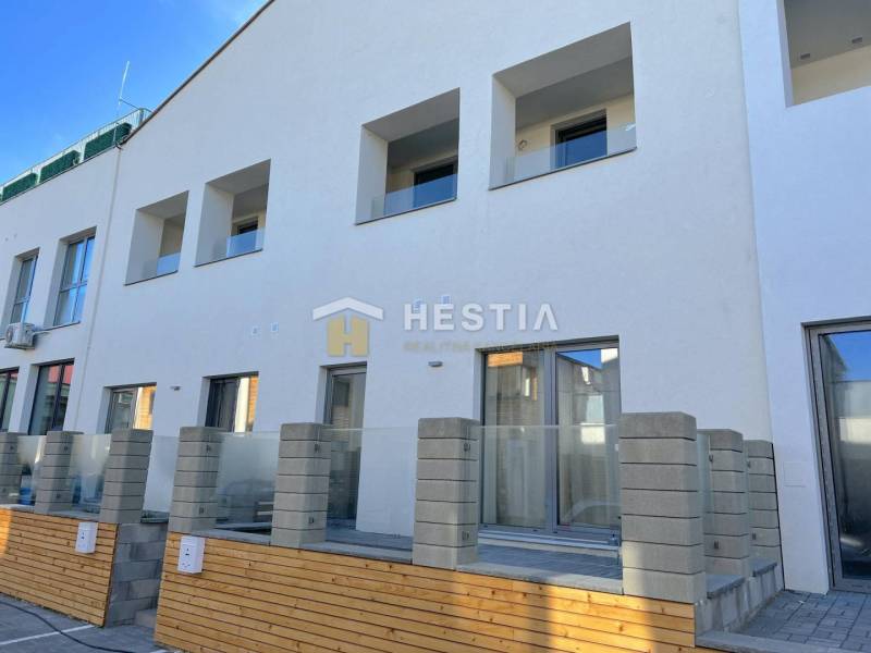 Na predaj 2-izb.byt, terasa, priamo pod Rotundou, Skalica - Novostavba s viacerými balkónmi a 2-izbovým bytom, betónovým plotom a terasou.