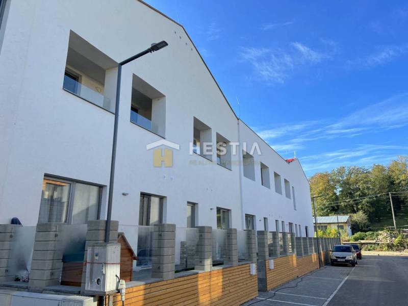 Na predaj 2-izb.byt, terasa, priamo pod Rotundou, Skalica - Exteriér bytového domu s parkovaním, okolitá príroda, ideálne na kúpu 2-izbového bytu.