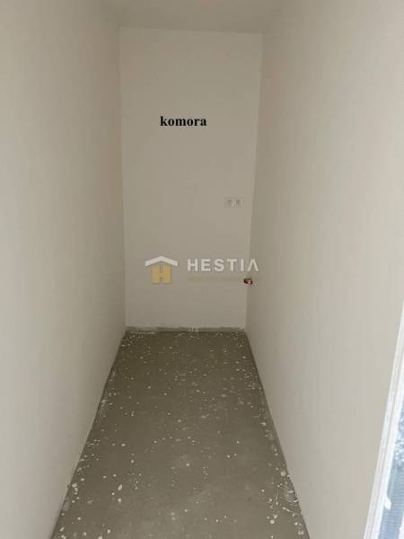 Na predaj 2-izb.byt, terasa, priamo pod Rotundou, Skalica - Malá miestnosť komory v 2-izbovom byte s bielymi stenami a betónovou podlahou.