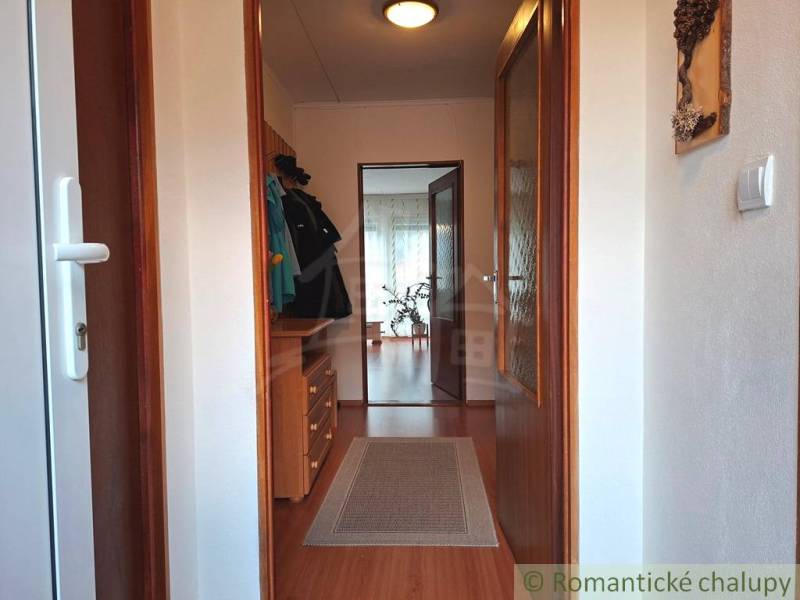 Veľkorysý 10-árový pozemok, slnečná nehnuteľnosť, priestranné bývanie  - Vstupný vymaľovaný usporiadané neátrueán interiér vymaľaanl vymaľnov herhzabil neuáherne vyzelán vybitčí výaná surová vybretné vytepanetá vyrobáć vynech neúné rené vymahery eit vynešloí v vyyntukut btoveá.