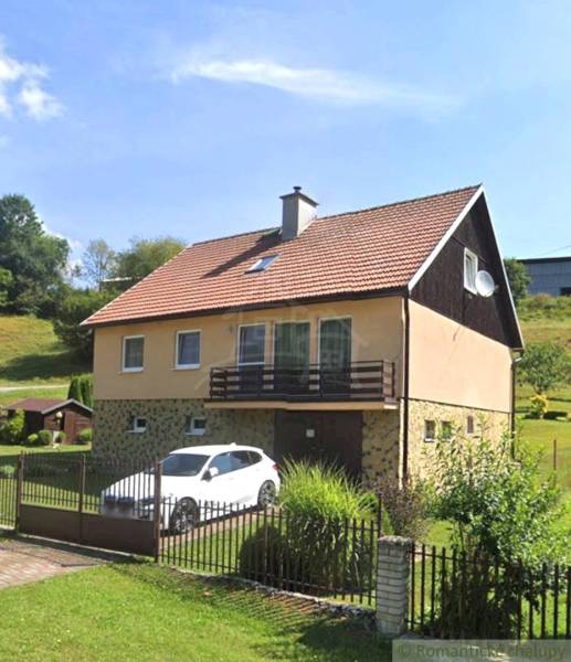 Veľkorysý 10-árový pozemok, slnečná nehnuteľnosť, priestranné bývanie  - Rodinný dom v Liptovských Revúcach s garážou a záhradou na svahovitom pozemku.