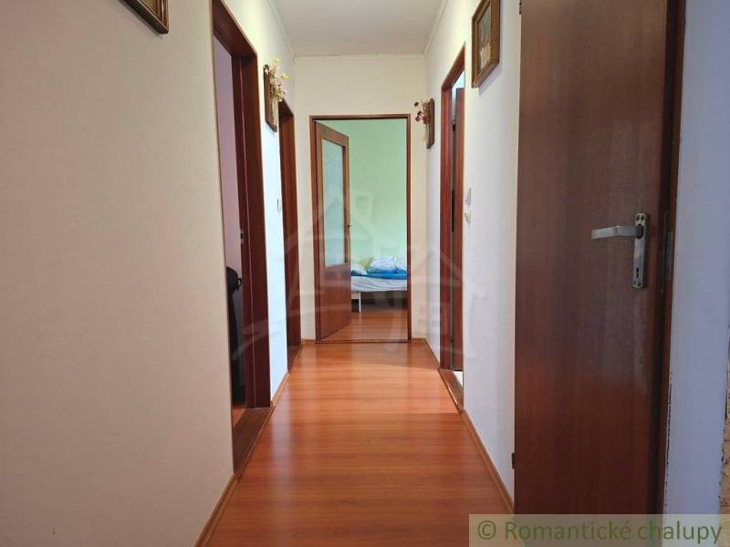 Veľkorysý 10-árový pozemok, slnečná nehnuteľnosť, priestranné bývanie  - Chodba s podlahou s dreveným dekorom v Rodinnom dome, vchod do izieb.