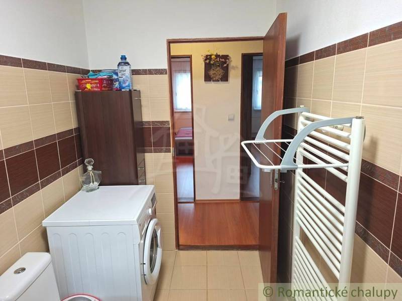 Veľkorysý 10-árový pozemok, slnečná nehnuteľnosť, priestranné bývanie  - V kúpeľni periete pohodlne usporiadaná vychytávka vyžaruje Rodinný dom prvky ale aj perličká.