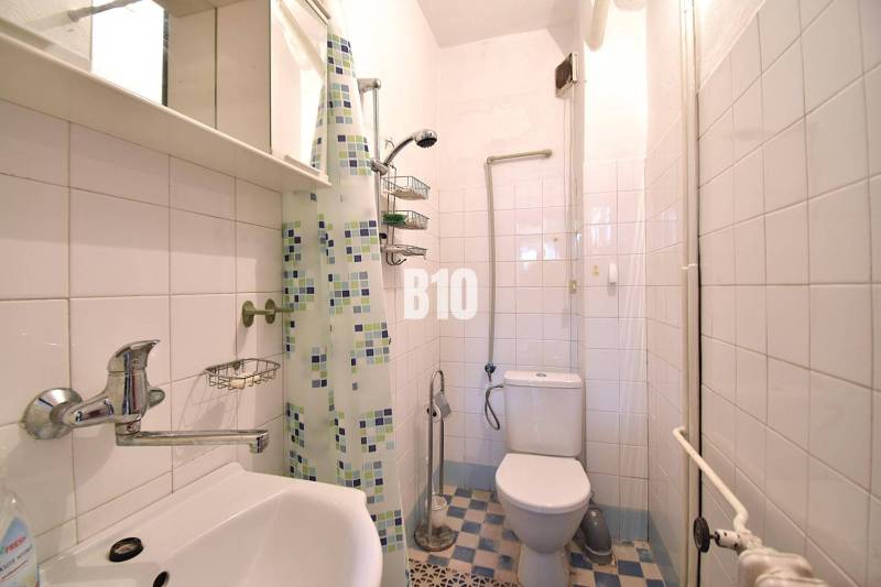 5 izbový  rodinný dom vo Varíne - Kúpeľňa v rodinnom dome s dlaždicami a sprchovacím kútom.