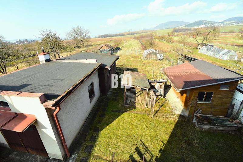 5 izbový  rodinný dom vo Varíne - Rodinný dom v Žiline s prístavbami, záhradou a výhľadom na okolitú krajinu.