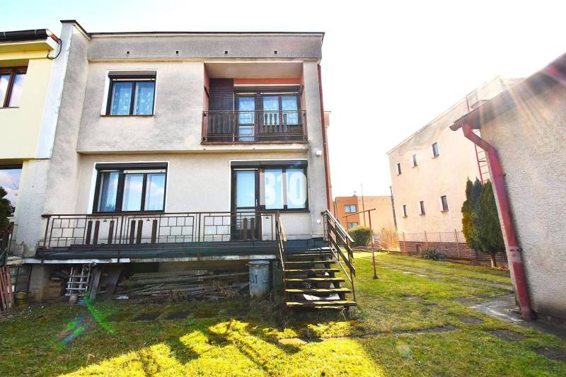 5 izbový  rodinný dom vo Varíne - Rodinný dom v Žiline s terasou, trávnikom a schodmi vedúcimi na záhradu.