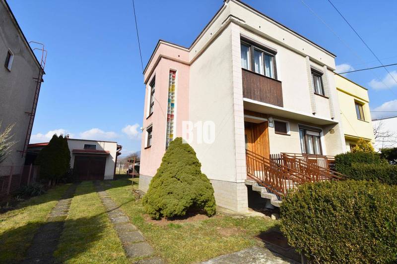 5 izbový  rodinný dom vo Varíne - Rodinný dom v Žiline s garážou, záhradou a príjazdovou cestou v pokojnej štvrti.