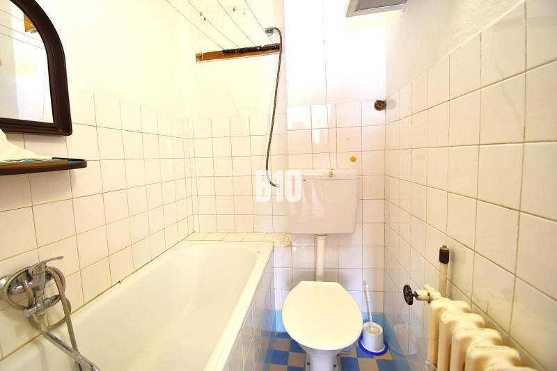 5 izbový  rodinný dom vo Varíne - Kúpeľňa v rodinnom dome s vaňou, toaletou a kachličkovými stenami.