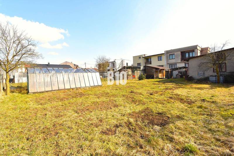 5 izbový  rodinný dom vo Varíne - Záhrada s pareniskom v blízkosti rodinného domu v Žiline, trávnatá plocha a stromy.