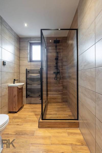Ponúkame na predaj 5-izbový mezonet po rekonštrukcii - Kúpeľňa v 5 a viac izbovom byte s podlahou s dreveným dekorom a sprchovým kútom.