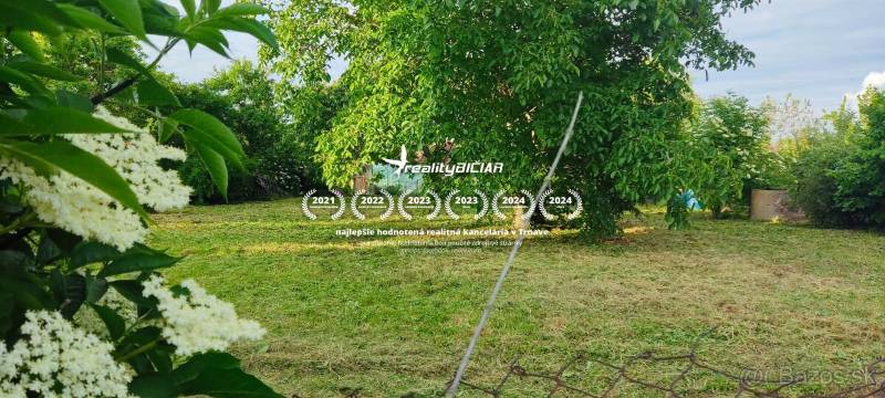 Slnečný stavebný pozemok v tichom srdci Dolného Dubového - Záhrada v Dolnom Dubovom na ulici Dolné Dubové, vhodná pre pozemky - bývanie.