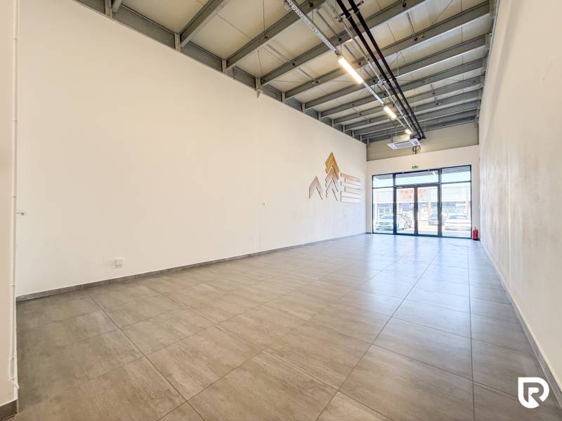 Na prenájom obchodný priestor + sklad, 120m2, FIRMBOX, Trenčín - Interiér obchodných priestorov s veľkoformátovými oknami a svetlou podlahou.