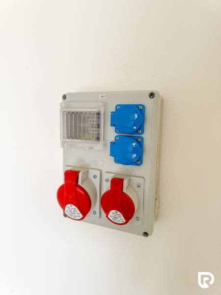 Na prenájom obchodný priestor + sklad, 120m2, FIRMBOX, Trenčín - Elektroinštalačný panel s priemyselnými zásuvkami v obchodných priestoroch.