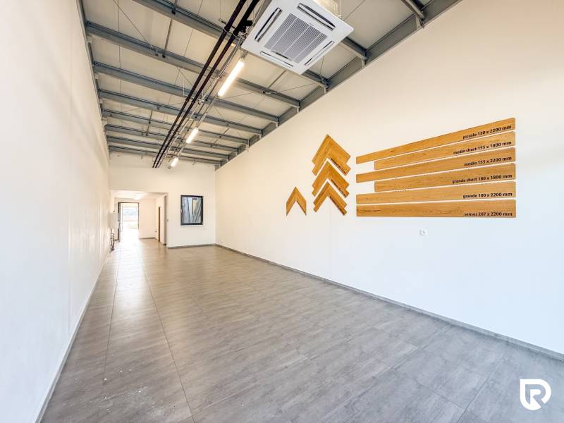 Na prenájom obchodný priestor + sklad, 120m2, FIRMBOX, Trenčín - Obchodné priestory s podlahou s dreveným dekorom a dekoráciou na stene.