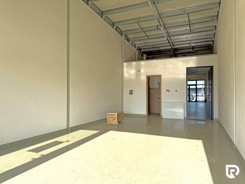 Na prenájom obchodný priestor + sklad, 120m2, FIRMBOX, Trenčín - Priestranné obchodné priestory s vysokým stropom a betónovou podlahou.