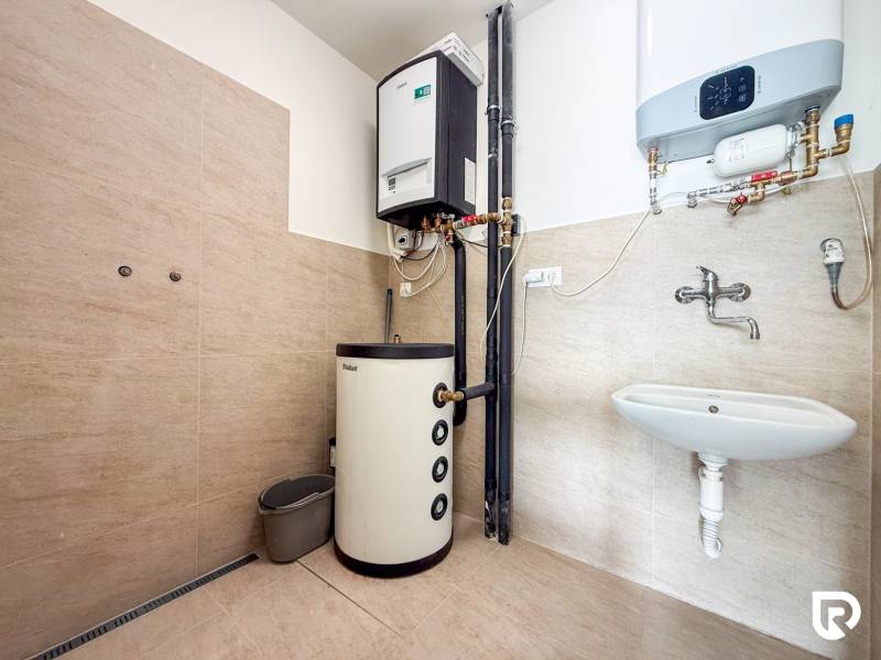 Na prenájom obchodný priestor + sklad, 120m2, FIRMBOX, Trenčín - Interiér obchodných priestorov s vykurovacím systémom, umývadlom a podlahou s dreveným dekorom.