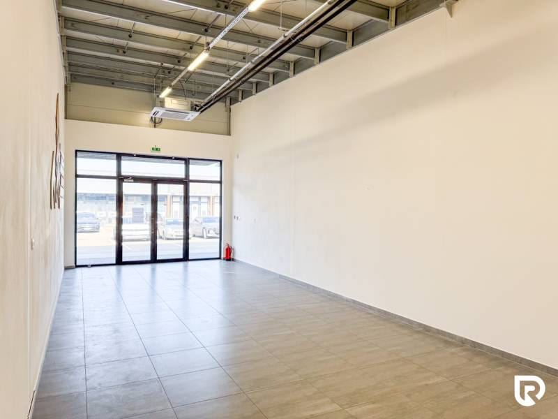 Na prenájom obchodný priestor + sklad, 120m2, FIRMBOX, Trenčín - Priestranné obchodné priestory s dlažbou a veľkými dverami.